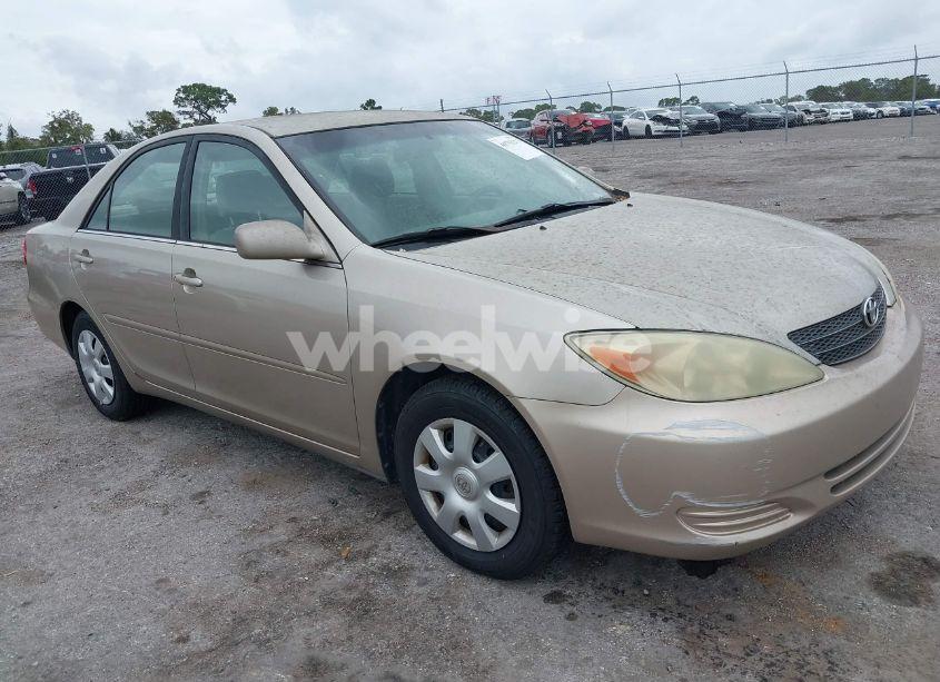 2002 Toyota Camry LE (VIN 4T1BE32K72U587489) main photo