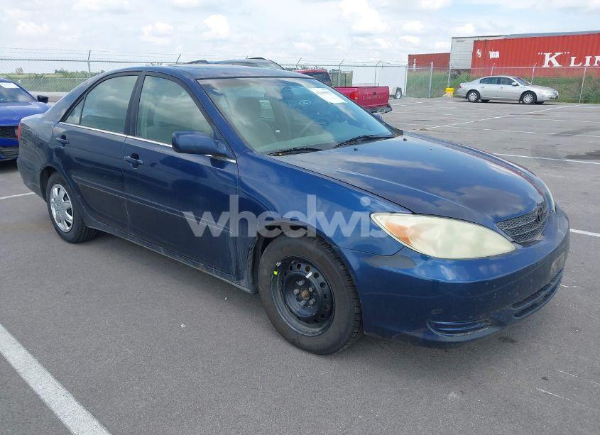 2002 Toyota Camry LE (VIN 4T1BE32K72U592398) main photo