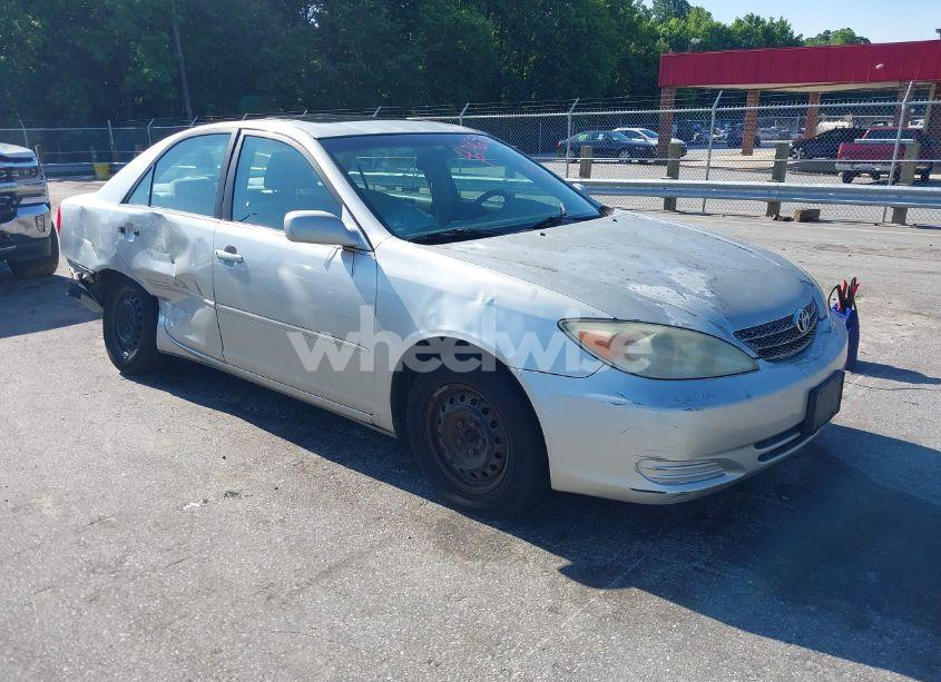 2004 Toyota Camry LE (VIN 4T1BE32K74U295599) main photo