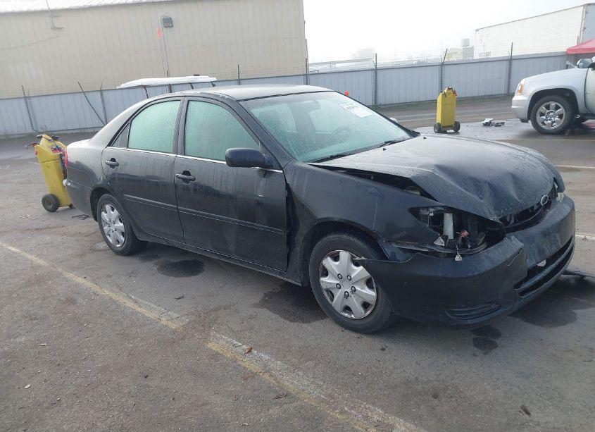 2004 Toyota Camry LE (VIN 4T1BE32K74U330545) main photo