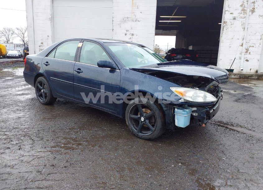2004 Toyota Camry LE (VIN 4T1BE32K74U353761) main photo