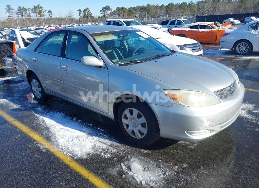 2004 Toyota Camry LE (VIN 4T1BE32K74U824713) main photo