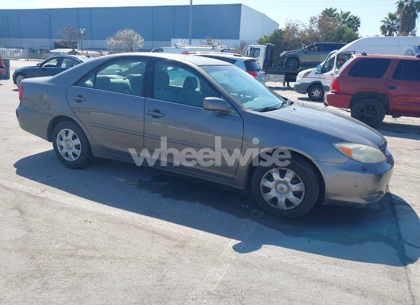 2004 Toyota Camry LE (VIN 4T1BE32K74U843360) main photo