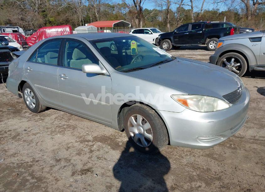 2004 Toyota Camry LE (VIN 4T1BE32K74U884460) main photo