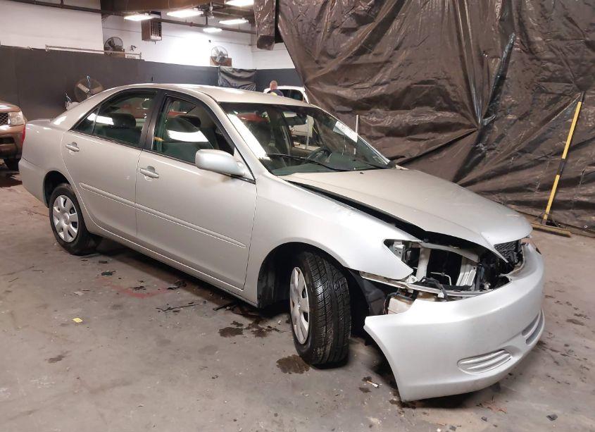 2004 Toyota Camry LE (VIN 4T1BE32K74U889450) main photo