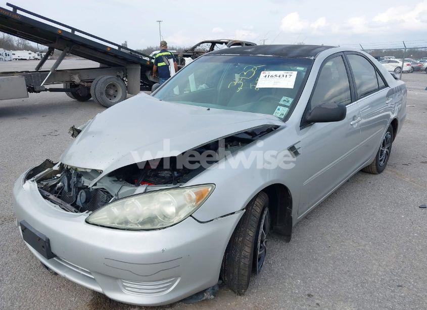 Photo 2 of 2005 Toyota Camry STD (VIN 4T1BE32K75U013432)