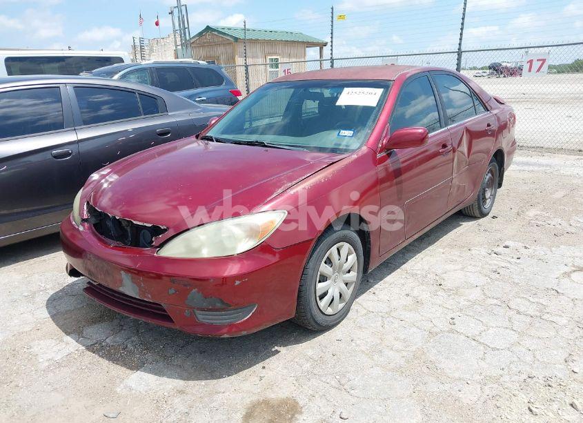 Photo 2 of 2005 Toyota Camry LE (VIN 4T1BE32K75U021742)
