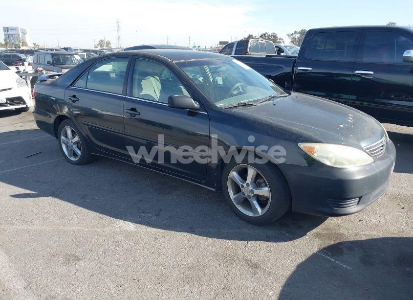 2005 Toyota Camry LE (VIN 4T1BE32K75U022695) main photo