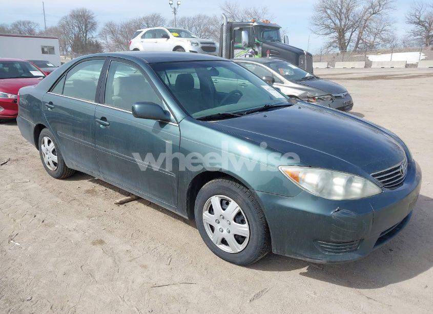 2005 Toyota Camry LE (VIN 4T1BE32K75U026262) main photo