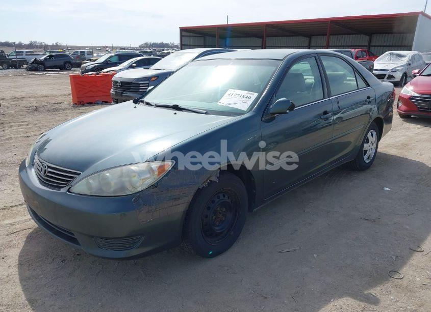 Photo 2 of 2005 Toyota Camry LE (VIN 4T1BE32K75U026262)