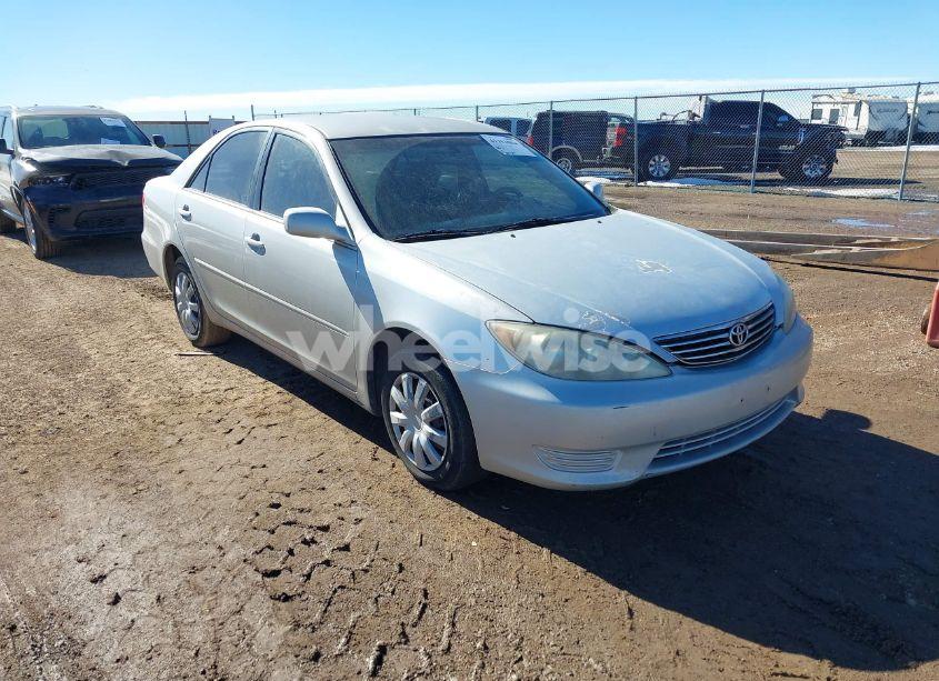 2005 Toyota Camry LE (VIN 4T1BE32K75U026889) main photo