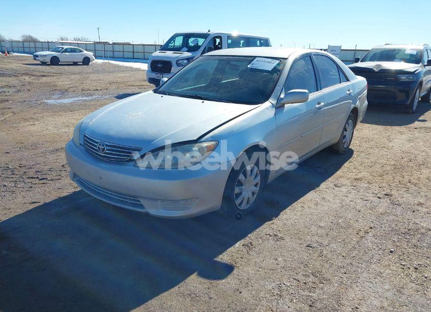 Photo 2 of 2005 Toyota Camry LE (VIN 4T1BE32K75U026889)