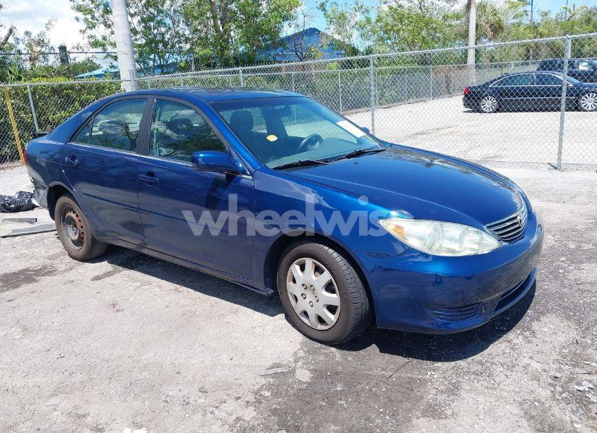 2005 Toyota Camry LE (VIN 4T1BE32K75U044924) main photo
