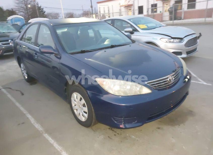2005 Toyota Camry LE (VIN 4T1BE32K75U066552) main photo