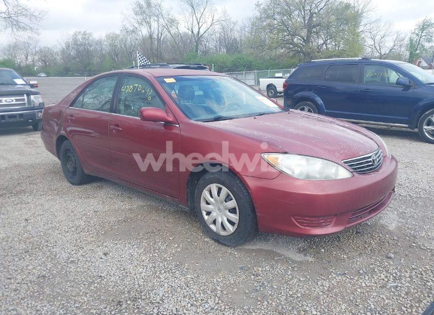 2005 Toyota Camry LE (VIN 4T1BE32K75U102935) main photo
