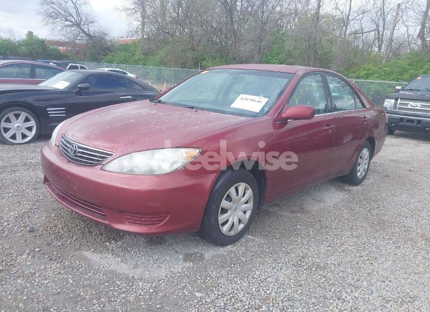Photo 2 of 2005 Toyota Camry LE (VIN 4T1BE32K75U102935)