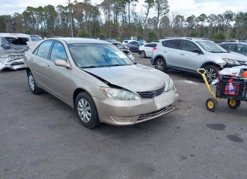 2005 Toyota Camry LE (VIN 4T1BE32K75U103258) main photo