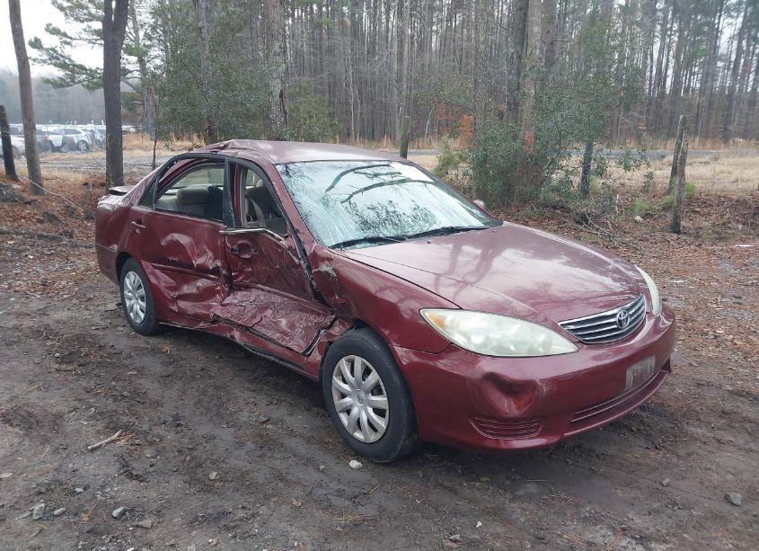 2005 Toyota Camry LE (VIN 4T1BE32K75U426192) main photo