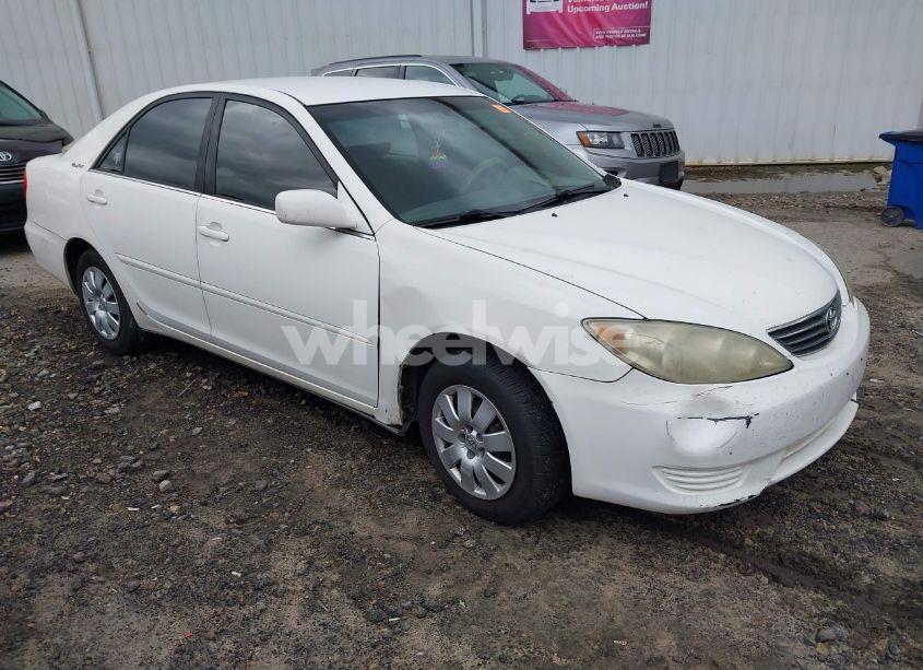 2005 Toyota Camry LE (VIN 4T1BE32K75U433174) main photo