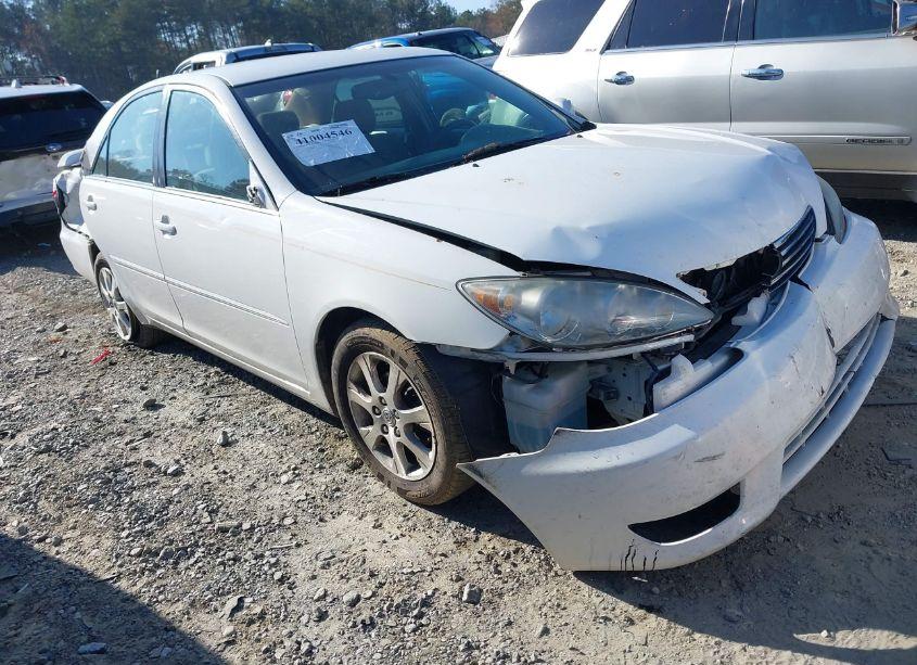 2005 Toyota Camry XLE (VIN 4T1BE32K75U532738) main photo
