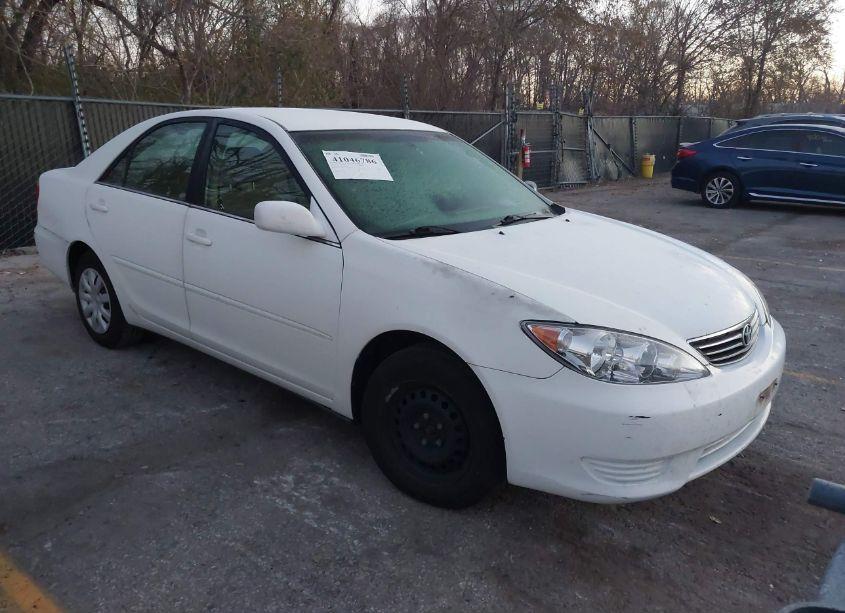 2005 Toyota Camry LE (VIN 4T1BE32K75U568834) main photo
