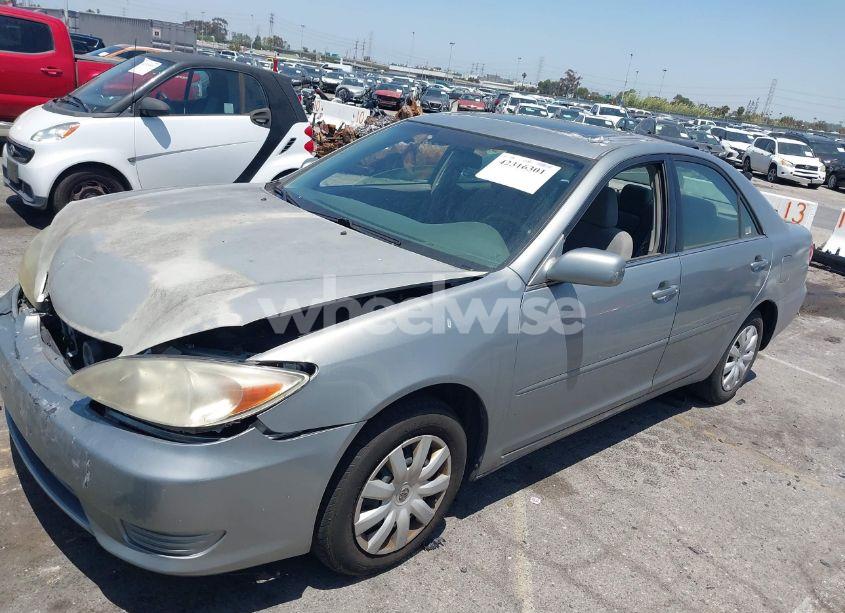 Photo 2 of 2005 Toyota Camry LE (VIN 4T1BE32K75U572107)