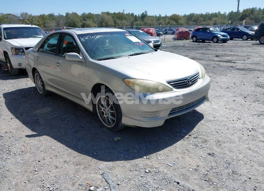 2005 Toyota Camry LE (VIN 4T1BE32K75U627087) main photo