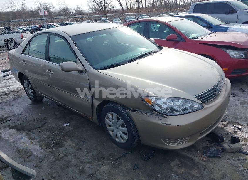 2005 Toyota Camry LE (VIN 4T1BE32K75U942486) main photo
