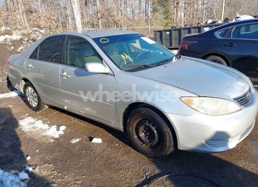 2005 Toyota Camry LE (VIN 4T1BE32K75U946246) main photo