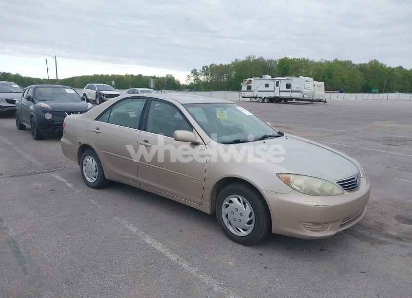 2005 Toyota Camry LE (VIN 4T1BE32K75U952158) main photo