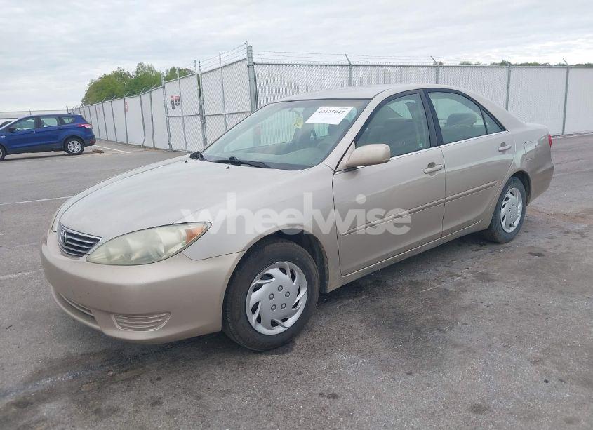 Photo 2 of 2005 Toyota Camry LE (VIN 4T1BE32K75U952158)