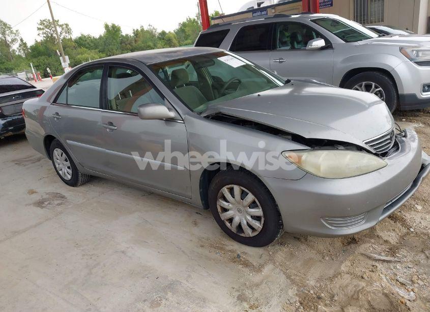 2005 Toyota Camry LE (VIN 4T1BE32K75U953925) main photo