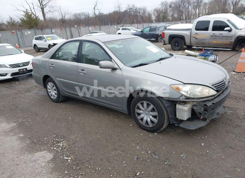2005 Toyota Camry LE (VIN 4T1BE32K75U960759) main photo