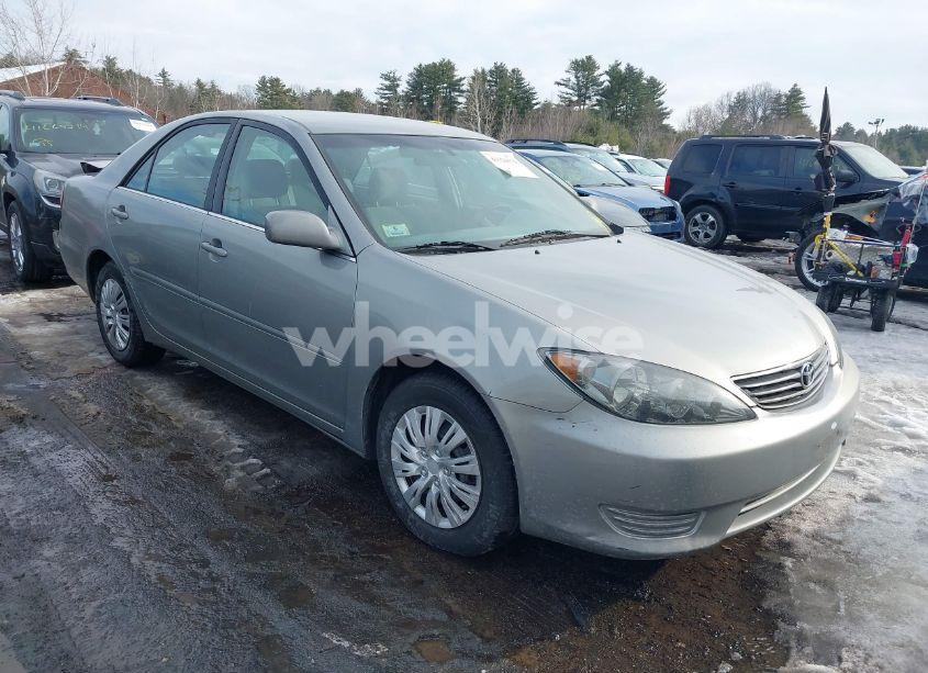 2005 Toyota Camry LE (VIN 4T1BE32K75U968585) main photo