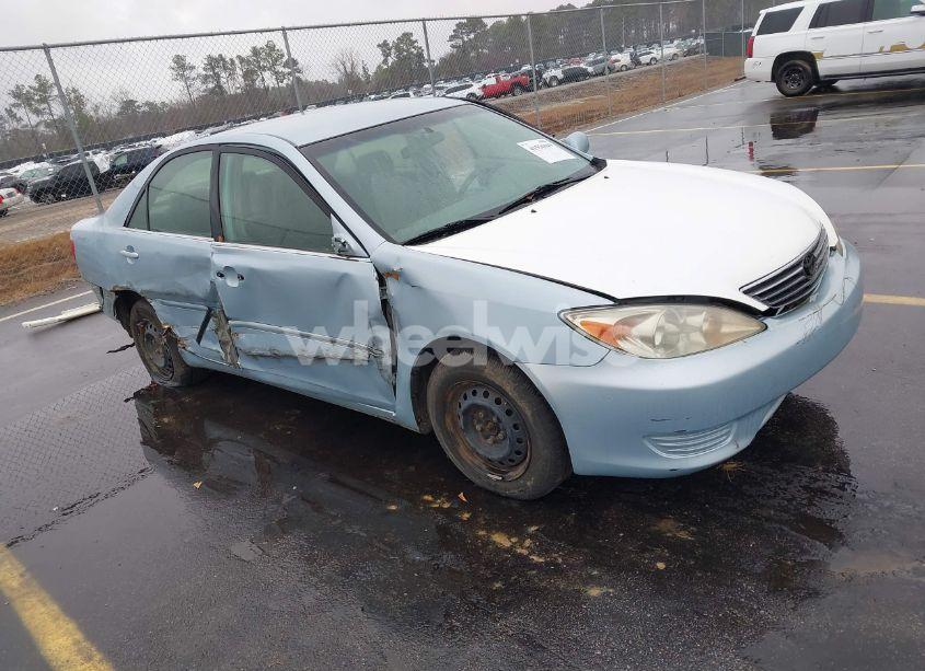 2005 Toyota Camry LE (VIN 4T1BE32K75U969333) main photo