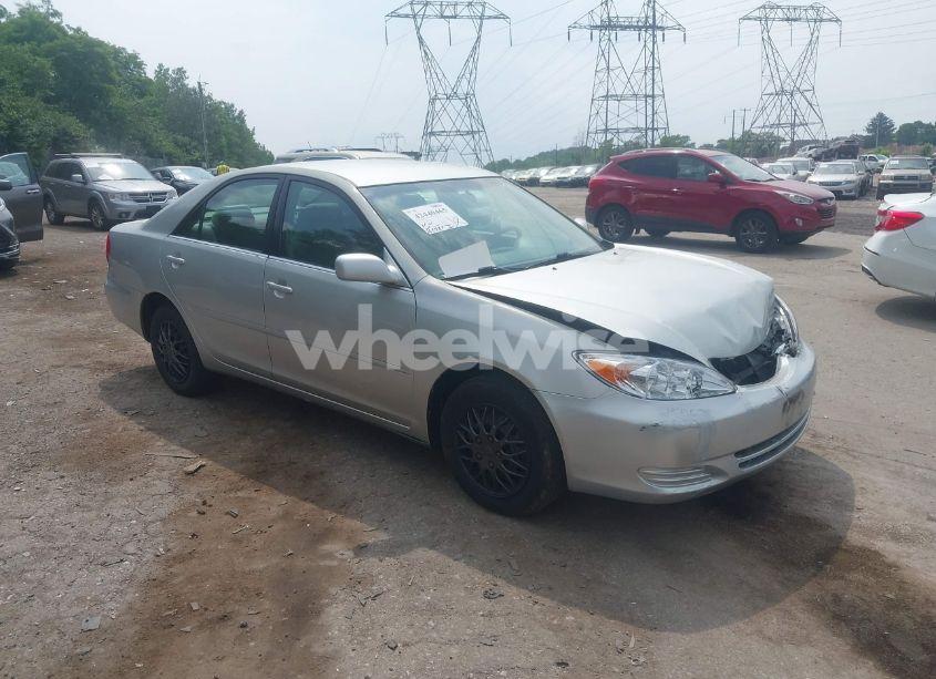 2002 Toyota Camry LE (VIN 4T1BE32K82U066376) main photo