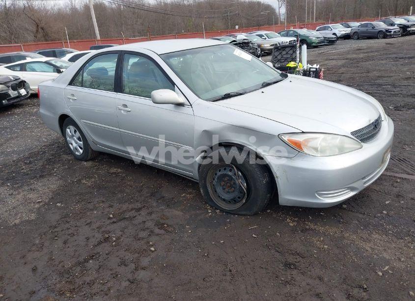 2002 Toyota Camry LE/XLE/SE (VIN 4T1BE32K82U504135) main photo