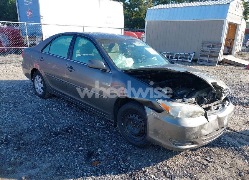 2002 Toyota Camry LE (VIN 4T1BE32K82U531707) main photo