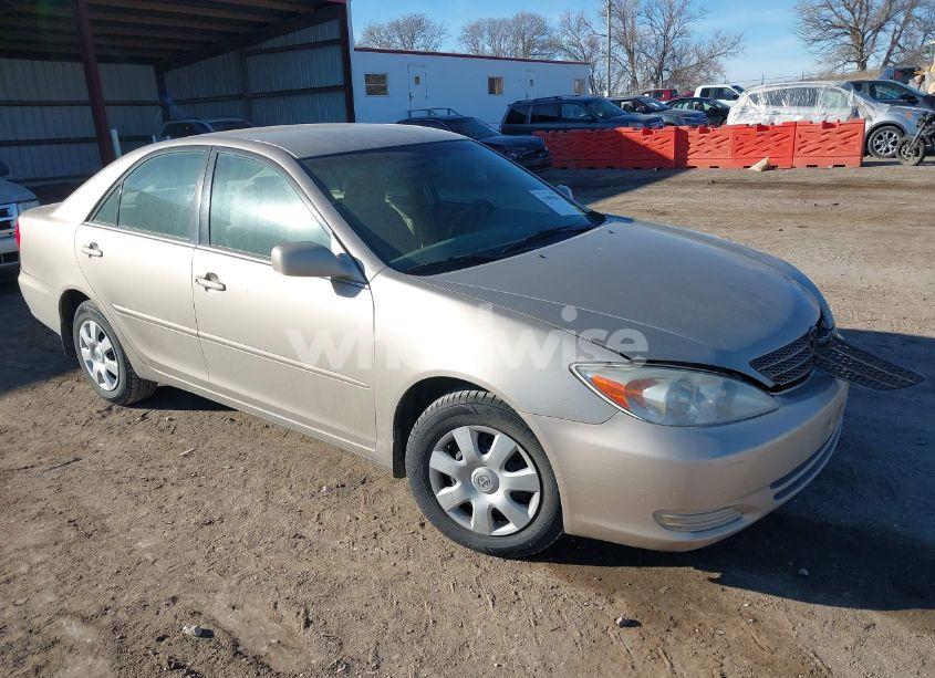 2002 Toyota Camry LE (VIN 4T1BE32K82U548460) main photo