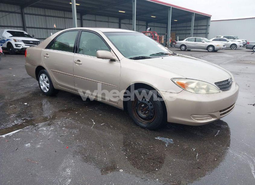 2002 Toyota Camry LE (VIN 4T1BE32K82U601674) main photo