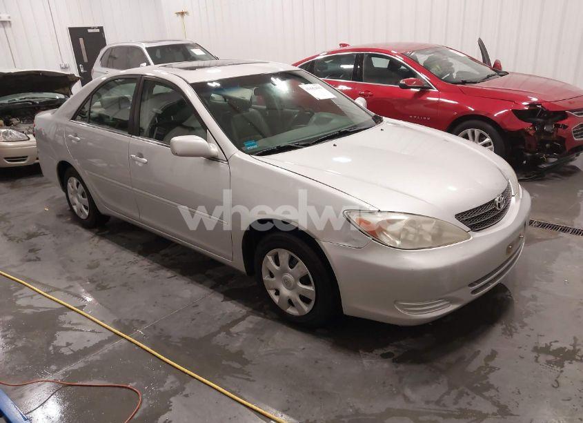 2003 Toyota Camry LE (VIN 4T1BE32K83U143166) main photo