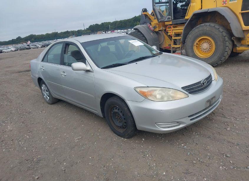 2004 Toyota Camry LE (VIN 4T1BE32K84U859972) main photo