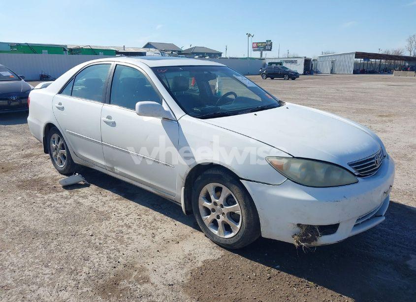 2005 Toyota Camry XLE (VIN 4T1BE32K85U001340) main photo