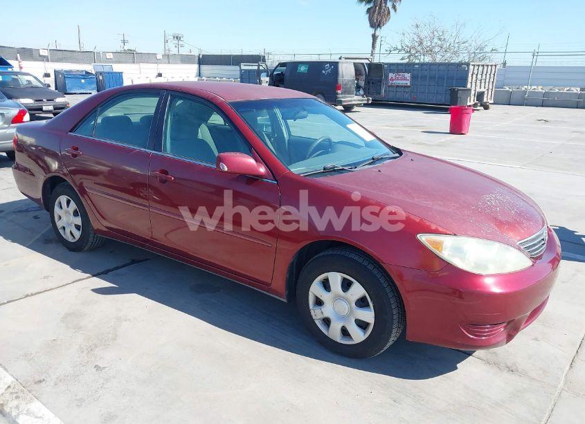 2005 Toyota Camry LE (VIN 4T1BE32K85U035777) main photo