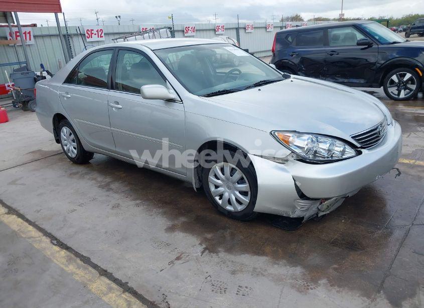 2005 Toyota Camry LE (VIN 4T1BE32K85U054586) main photo