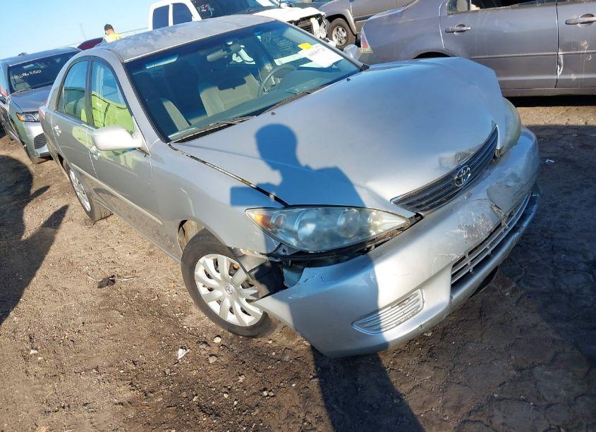 2005 Toyota Camry LE (VIN 4T1BE32K85U087040) main photo