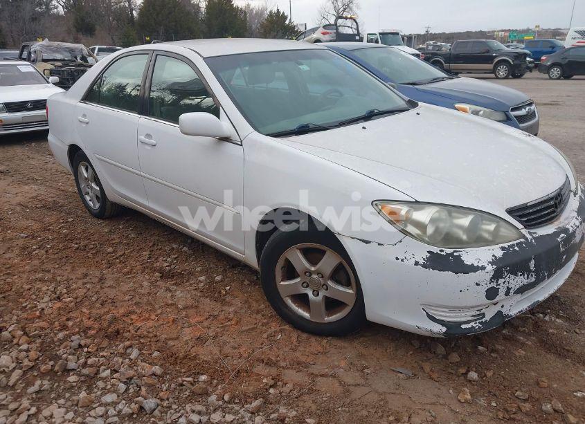 2005 Toyota Camry LE (VIN 4T1BE32K85U394689) main photo