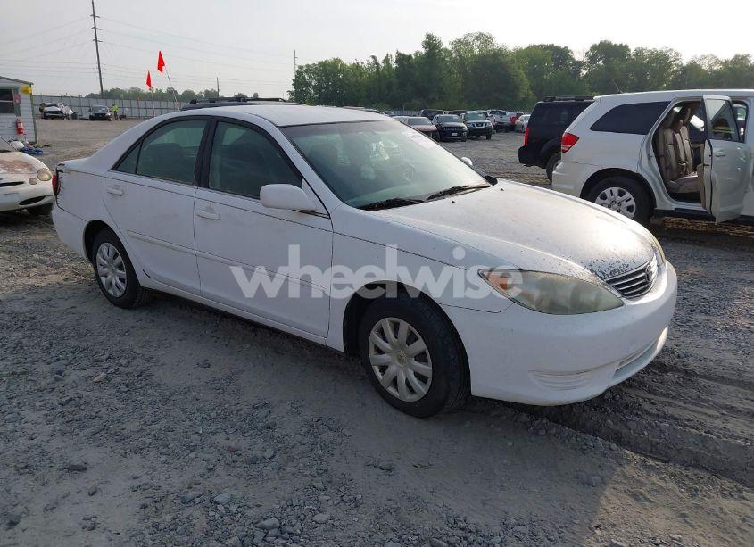 2005 Toyota Camry LE (VIN 4T1BE32K85U401432) main photo
