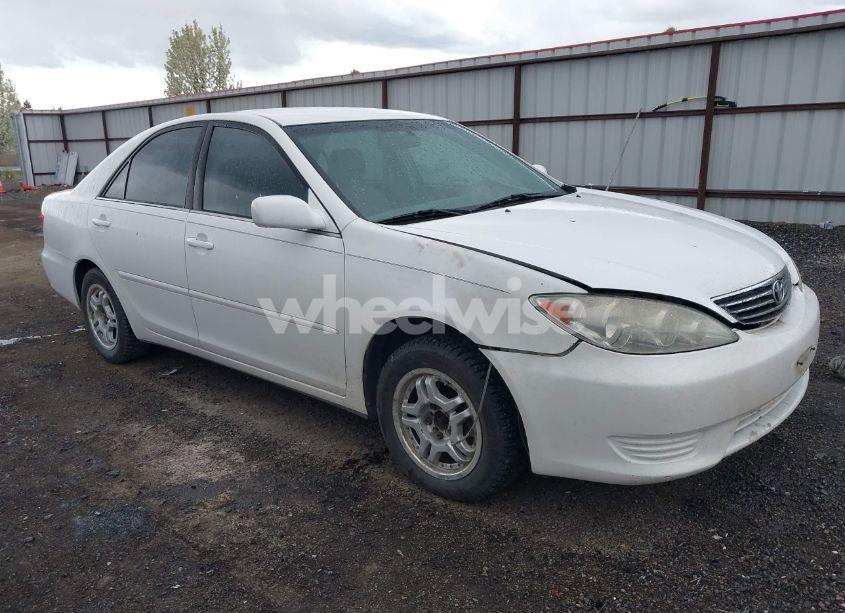 2005 Toyota Camry LE (VIN 4T1BE32K85U405710) main photo