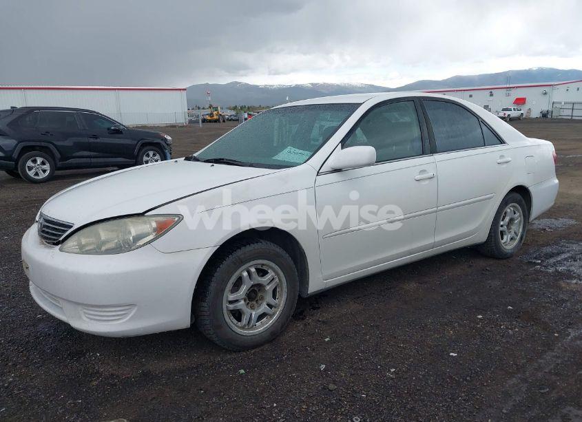 Photo 2 of 2005 Toyota Camry LE (VIN 4T1BE32K85U405710)